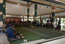 Berharap “Beras Wutah”, Abdi Dalem Sleman Gelar Siraman Tombak Kyai Turun Sih