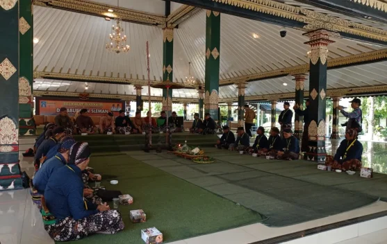 Berharap “Beras Wutah”, Abdi Dalem Sleman Gelar Siraman Tombak Kyai Turun Sih