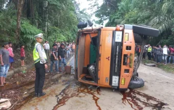 Truk CPO Terperosok di Tanjakan Subulussalam