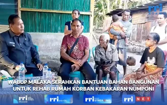 Wabup Malaka Serahkan Bantuan Material Rehab Rumah Korban Kebakaran Numponi