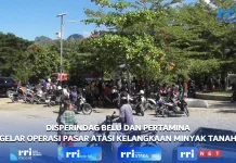 Warga Belu Antri Minyak Tanah di Lokasi Operasi Pasar