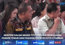 Menteri Tito Karnavian Menyaksikan Parade Tenun di Atambua