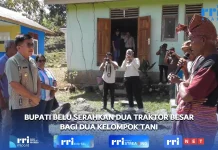 Bupati Belu Willybrodus Lay Serahkan Dua Traktor Besar bagi Warga Lawalutolus