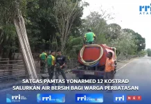 Krisis Air Bersih, Satgas Yon Armed 12 Pos Asulait Salurkan Bantuan Air Bersih
