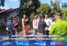 Bupati TTU, Serahkan Rumah Bagi Astin Olin Peraih Medali Perak Sea Games Thailand