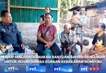 Wabup Malaka Serahkan Bantuan Material Rehab Rumah Korban Kebakaran Numponi