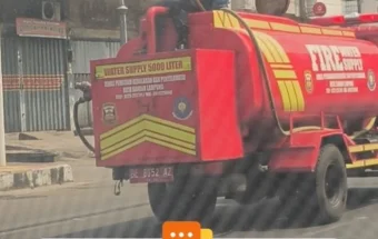 Damkar Semprot Debu Vulkanik di Jalan Protokol Kota Bandarlampung