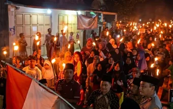 Ribuan Warga Desa Bandung Gelar Pawai Obor