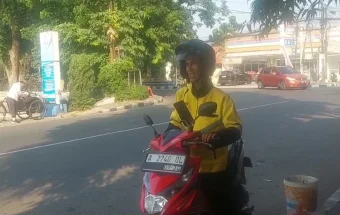 Semangat Adi Mengaspal Demi Keluarga Tercinta