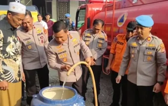 Atasi Kekeringan, Polres Pandeglang Pasok Air Bersih ke Koroncong