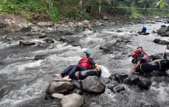 Keseruan Arum jeram di Kampoeng 165 Padarincang