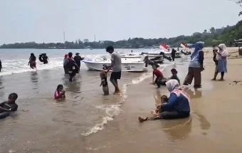 Pantai Carita Kembali Ramai Dikunjungi Wisatawan