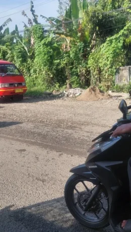 Warga Lebak Keluhkan Jalan Rusak