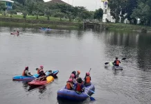 Keseruan Ngabuburit Bermain Kano di Danau KP3B