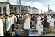 Ribuan Warga Kaujon Serang Salat Idulfitri Lebih Awal