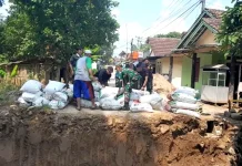 TNI dan Warga Bangun Jembatan Armco di Cimanuk