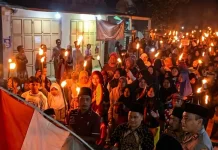 Ribuan Warga Desa Bandung Gelar Pawai Obor