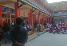 Ayah Antar Anak Warnai Hari Pertama Sekolah di Lebak