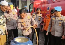 Atasi Kekeringan, Polres Pandeglang Pasok Air Bersih ke Koroncong