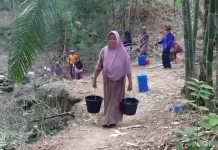 Kemarau Panjang, Warga Cikeusik Manfaatkan Air Sungai Keruh
