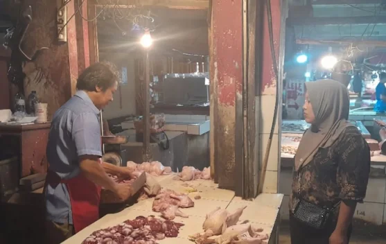 Berita Video - Harga Daging Ayam di Pandeglang Kembali Melonjak - R…