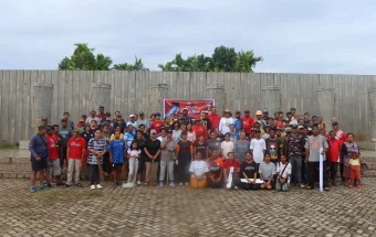 Bulan Bung Karno, Anggota DPR/MPR RI Ruth Rumkabu Bersama Warga Biak Bersihkan Taman