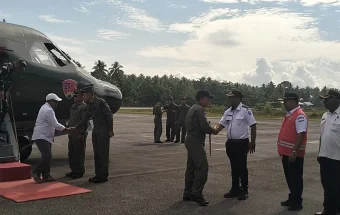 Pesawat CN-235 Mendarat Mulus di Bandara Numfor