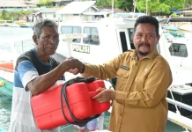 Pokdarwis Yensama Terima Bantuan Longboat dari Pemkab Biak Numfor