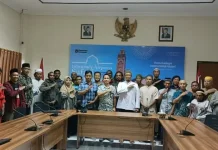 Angkasa Pura Biak Serahkan Bantuan CSR Bagi Marbot Masjid dan Petugas Supporting