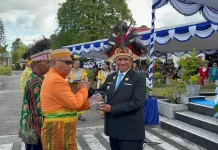 Pimpin Upacara Hardiknas,Bupati Markus Serahkan Sejumlah Penghargaan