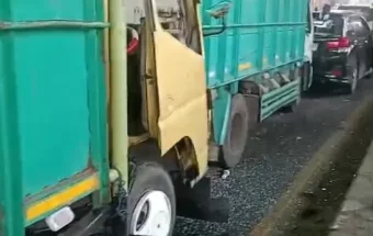 Truk dan Minibus Terlibat Laka Lantas di Jalan Sholeh Iskandar Depan UIKA