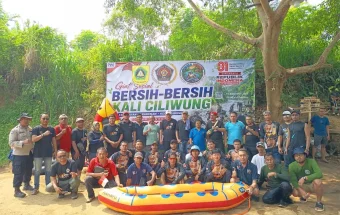 Ketua PWI Kabupaten Bogor Peringati HUT RI ke-81, Giat Pungut Sampah di Ciliwung