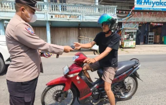 Rantis Polres Bogor Semprotkan Air ditengah Hujan Debu Vulkanik