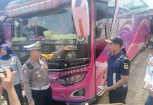 Petugas Gabungan Lakukan Ramp Check di PO Medal Jaya Cibinong