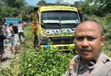 Polisi dan Warga Evakuasi Truk Terjun ke dalam Jurang di Rumpin Bogor