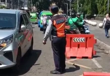 Petugas Tertibkan Parkir Kendaraan di Alun-Alun Bogor