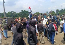 Warga Rumpin Keluhkan Pendapatan Menurun dari Penutupan Tambang Legal