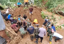 Kapolsek Dramag Kawal Evakuasi Korban Longsor di Desa Petir