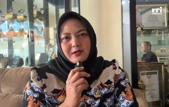 Berita Video - Camat Lemahwungkuk SIgap Urus Adminduk Warga - RRI.c…