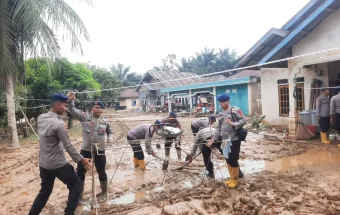 Peduli Sesama, Brimob Jambi Distribusikan Bantuan ke Wilayah Banjir Bathin VIII