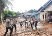 Peduli Sesama, Brimob Jambi Distribusikan Bantuan ke Wilayah Banjir Bathin VIII