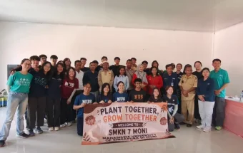 Mahasiswa Singapura Gelar Plant Together Grow Together di Moni