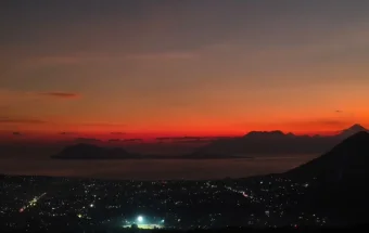 Sunset Puncak Ndona Menghidupkan Ekonomi Warga