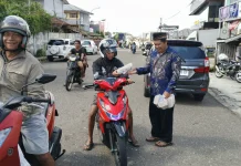 Sambut Ramadan, Paguyuban Arema Berbagi Sembako kepada Pengendara