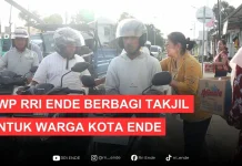 DWP LPP RRI Ende Bagikan 200 Takjil di Simpang Lima