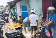 Suasana H-1 Lebaran di Pasar Mbongawani Dipadati Warga