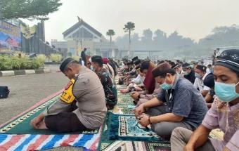 Ratusan Umat Muslim Gelar Salat Istisqa di PLBN Entikong
