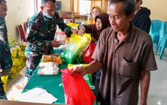 Kodim 1204/Sanggau Salurkan 200 Paket Sembako Murah