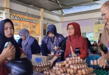 Bazar Telur Murah Diserbu Warga Sanggau