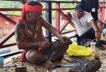 Lomba Memahat dan Melukis Perisai Angkat Nilai Budaya Dayak